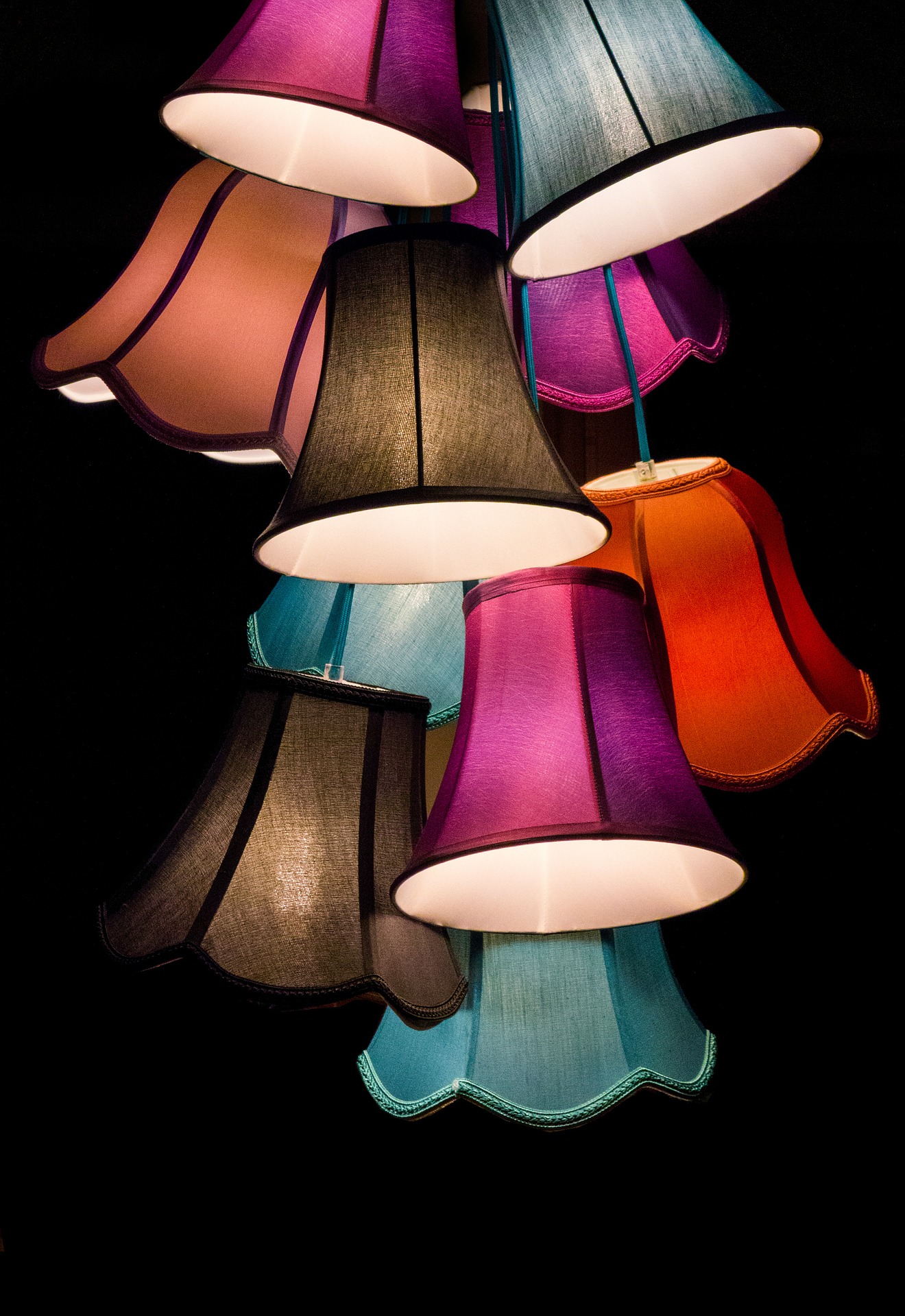 Voor en nadelen gekleurde lampen in huis.